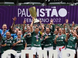 Jogadoras da SE Palmeiras celebram a conquista do Paulistão Feminino, após vitória diante do Santos, no Allianz Parque. (Foto: Fábio Menotti)
