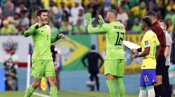 O goleiro Weverton, da SE Palmeiras, entrando em campo para sua estreia na Copa do Mundo do Catar, pela Seleção Brasileira, na partida contra o Coreia do Sul, no Estádio 974. (Foto: Reprodução)