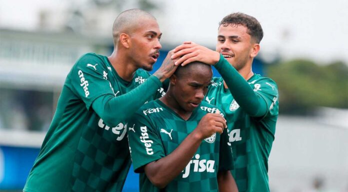 Endrick, do Palmeiras, comemora gol na Copinha