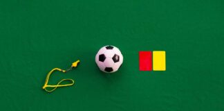 Imagem que mostra um apito, uma bola, um cartao vermelho e um amarelo Quem vai apitar o jogo do Palmeiras
