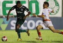 Luis Guilherme, do Palmeiras, disputando partida diante da Juazeirense pela Copinha 2023