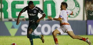 Luis Guilherme, do Palmeiras, disputando partida diante da Juazeirense pela Copinha 2023