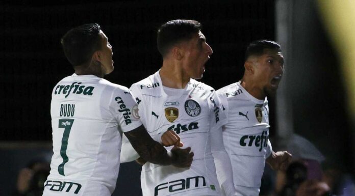 Miguel Merentiel, Dudu e Rony comemoram gol do Palmeiras