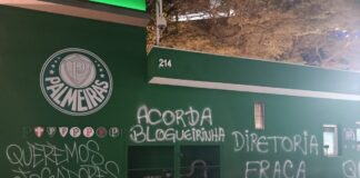 Muros da sede social do Palmeiras foram pichados em protesto da torcida palmeirense. (Foto: Reprodução)