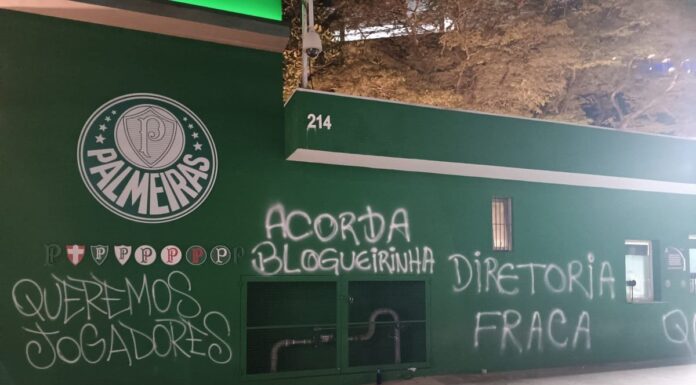 Muros da sede social do Palmeiras foram pichados em protesto da torcida palmeirense. (Foto: Reprodução)