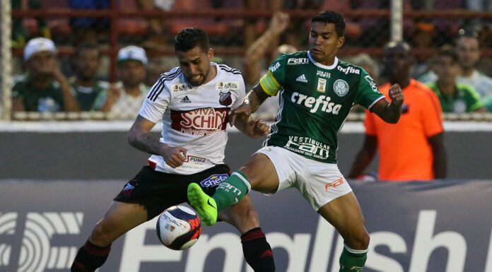 O jogador Dudu, da SE Palmeiras, disputa bola com o jogador Claudinho, do Ituano FC, durante partida válida pela segunda rodada, do Campeonato Paulista, Série A1, no Estádio Novelli Júnior.