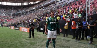 O jogador Raphael Veiga, da SE Palmeiras, comemora seu gol contra a equipe do Flamengo, durante partida válida pela final da Supercopa, no estádio Mané Garrincha. (Foto: César Greco)