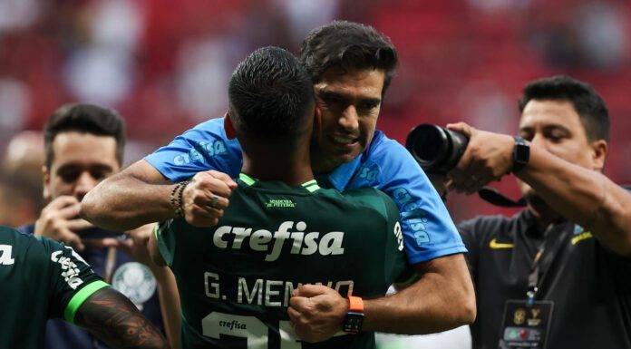 O técnico Abel Ferreira e o jogador Gabriel Menino comemoram a conquista da Supercopa do Brasil contra o Flamengo, no estádio Mané Garrincha. (Foto: César Greco)