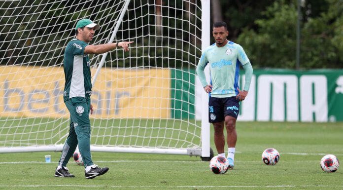 O técnico Abel Ferreira e o jogador Gabriel Menino, da SE Palmeiras, durante treinamento, na Academia de Futebol. (Foto: César Greco)
