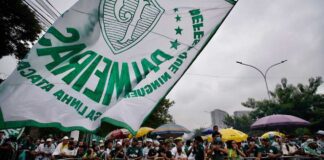 Torcida do Palmeiras na porta da Academia de Futebol