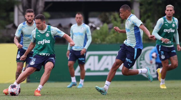Os jogadores Fabinho e Jhonatan (D), da SE Palmeiras, durante treinamento, na Academia de Futebol. (Foto: Cesar Greco/Palmeiras/by Canon)