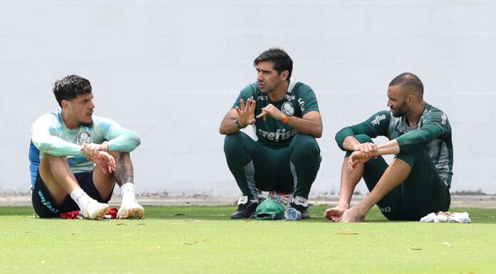 O jogador Gustavo Gómez, o técnico Abel Ferreira e o goleiro Weverton, da SE Palmeiras, durante treinamento, na Academia de Futebol. (Foto: César Greco)