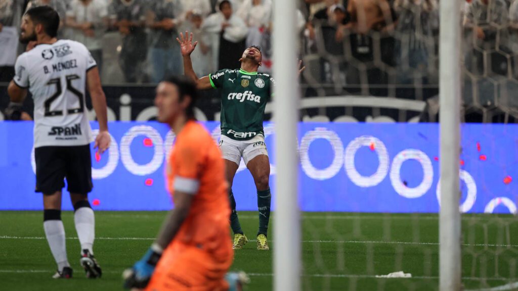 O jogador Rony, da SE Palmeiras, comemora seu gol contra a equipe do Corinthians, durante partida válida pelo Campeonato Paulista, na Neo Química Arena. (Foto: César Greco)