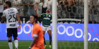 O jogador Rony, da SE Palmeiras, comemora seu gol contra a equipe do Corinthians, durante partida válida pelo Campeonato Paulista, na Neo Química Arena. (Foto: César Greco)