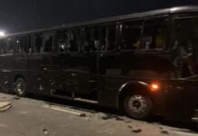Ônibus da torcida organizada do Corinthians, Gaviões da Fiel, destrído após confronto com a torcida organizada do Palmeiras, Mancha Alviverde, em São Paulo. (Foto: Reprodução)