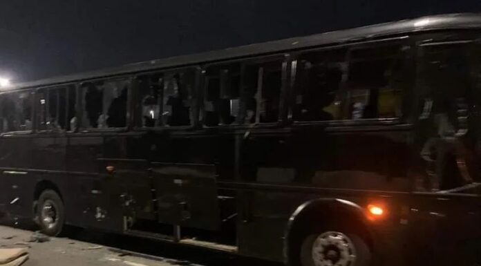 Ônibus da torcida organizada do Corinthians, Gaviões da Fiel, destrído após confronto com a torcida organizada do Palmeiras, Mancha Alviverde, em São Paulo. (Foto: Reprodução)