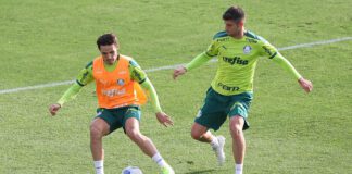 Os jogadores Raphael Veiga e Kuscevic, da SE Palmeiras, durante treinamento, na Academia de Futebol. (Foto: César Greco)