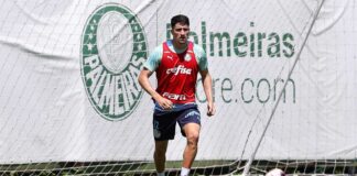 Joaquin Piquerez em ação durante treinamento do Palmeiras na Academia de Futebol