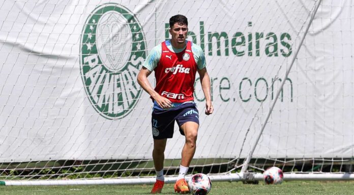 Joaquin Piquerez em ação durante treinamento do Palmeiras na Academia de Futebol
