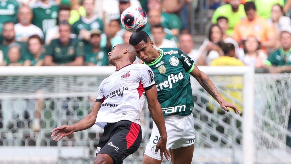 O jogador Murilo, da SE Palmeiras, divide bola com um jogador da equipe do Ituano, em jogo válido pela semifinal do Campeonato Paulista, no Allianz Parque. (Foto: César Greco)