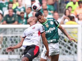 O jogador Murilo, da SE Palmeiras, divide bola com um jogador da equipe do Ituano, em jogo válido pela semifinal do Campeonato Paulista, no Allianz Parque. (Foto: César Greco)