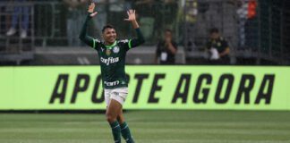 O jogador Rony, da SE Palmeiras, comemora seu gol contra a equipe do São Bernardo, durante partida válida pelo Campeonato Paulista, no Allianz Parque. (Foto: César Greco)