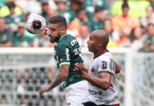 O jogador Zé Rafael, da SE Palmeiras, divide bola com um jogador da equipe do Ituano, em jogo válido pela semifinal do Campeonato Paulista, no Allianz Parque. (Foto: César Greco)