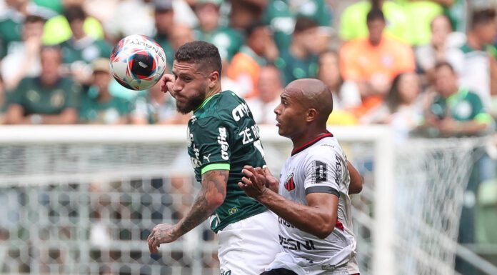 O jogador Zé Rafael, da SE Palmeiras, divide bola com um jogador da equipe do Ituano, em jogo válido pela semifinal do Campeonato Paulista, no Allianz Parque. (Foto: César Greco)