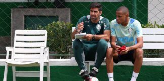 O técnico Abel Ferreira e o jogador Jhonatan (D), da SE Palmeiras, durante treinamento, na Academia de Futebol. (Foto: Cesar Greco/Palmeiras/by Canon)