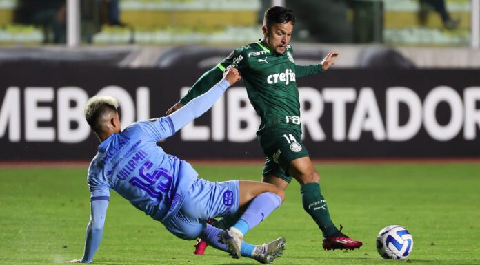 O jogador Artur, da SE Palmeiras, disputa bola com o jogador do Bolívar, durante partida válida pela fase de grupos da Libertadores, no Estádio Hernando Siles, na Bolívia. (Foto: César Greco)