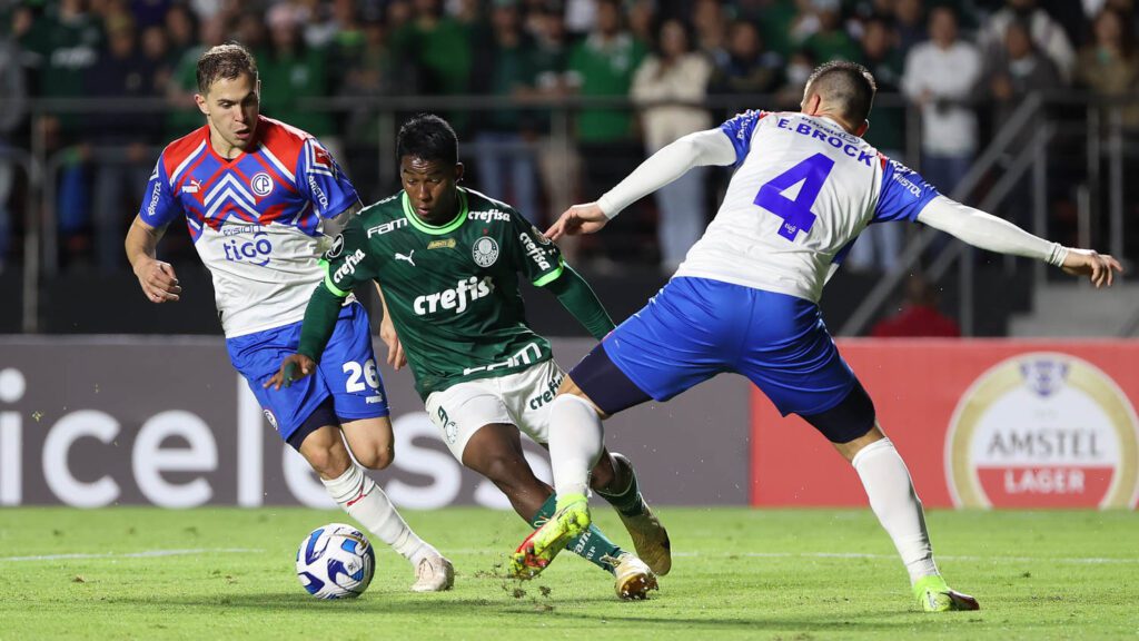 O jogador Endrick, da SE Palmeiras, disputa bola com o jogador do Cerro Porteño, durante partida válida pela fase de grupos da Libertadores, no Estádio do Morumbi. (Foto: César Greco)