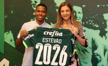 O jogador Estêvão e a presidente Leila Pereira, da SE Palmeiras, assinam contrato profissional do atleta, na Academia de Futebol. (Foto: César Greco)