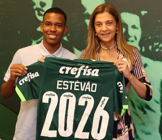 O jogador Estêvão e a presidente Leila Pereira, da SE Palmeiras, assinam contrato profissional do atleta, na Academia de Futebol. (Foto: César Greco)