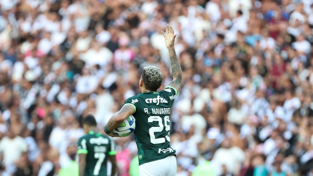 O jogador Rafael Navarro, da SE Palmeiras, comemora seu gol contra a equipe do Vasco, durante partida válida pela segunda rodada do Campeonato Brasileiro, no Maracanã. (Foto: Cesar Greco)