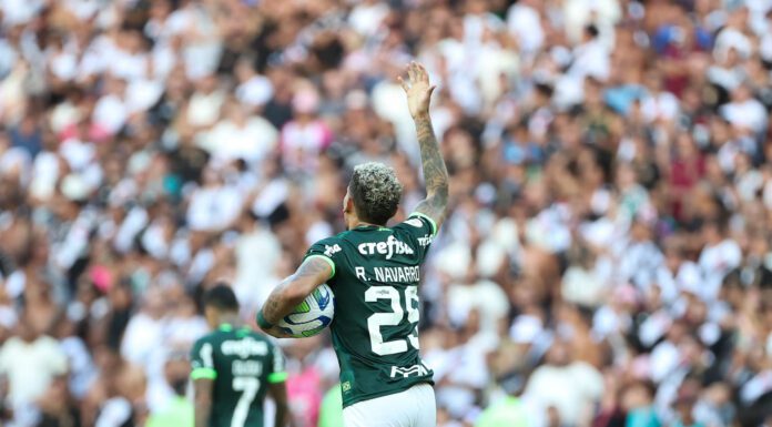 O jogador Rafael Navarro, da SE Palmeiras, comemora seu gol contra a equipe do Vasco, durante partida válida pela segunda rodada do Campeonato Brasileiro, no Maracanã. (Foto: Cesar Greco)