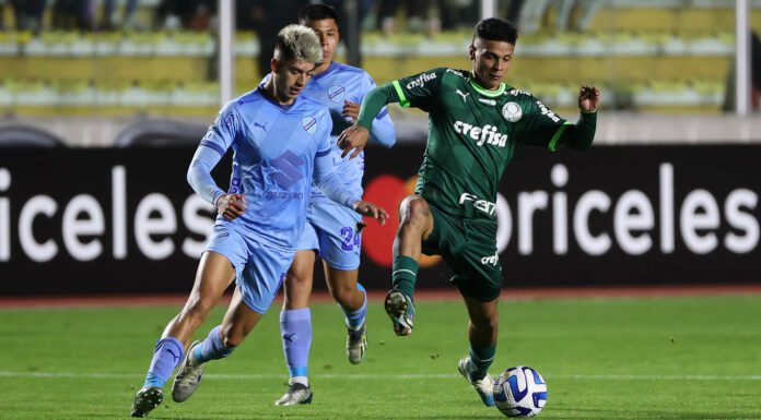 O jogador Richard Ríos, da SE Palmeiras, disputa bola com o jogador do Bolívar, durante partida válida pela fase de grupos da Libertadores, no Estádio Hernando Siles, na Bolívia. (Foto: César Greco)