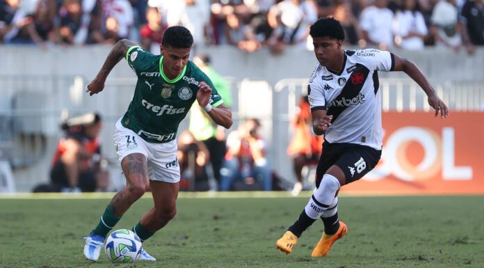 O jogador Richard Ríos, da SE Palmeiras, disputa bola com o jogador do Vasco, durante partida válida pela segunda rodada do Campeonato Brasileiro, no Maracanã. (Foto: César Greco)
