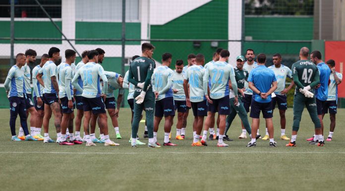 O técnico Abel Ferreira, da SE Palmeiras conversa com o elenco durante treinamento, na Academia de Futebol. (Foto: César Greco)