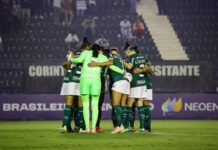 Time feminino do Palmeiras reunido em partida contra o Corinthians (Luiz Guilherme Martins/Palmeiras/by Canon)