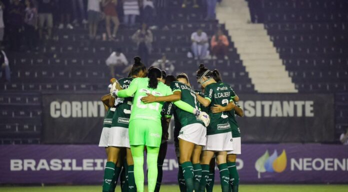 Time feminino do Palmeiras reunido em partida contra o Corinthians (Luiz Guilherme Martins/Palmeiras/by Canon)