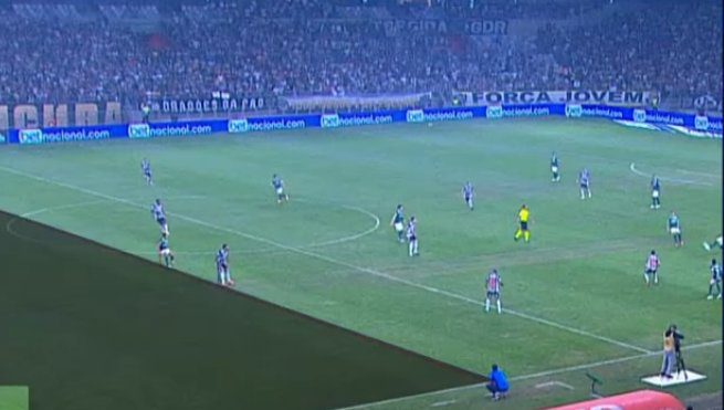 Checagem do VAR do gol marcado por Rony no jogo entre as equipes da SE Palmeiras e Atlético-MG, pelo Campeonato Brasileiro, no Estádio do Mineirão. (Foto: Reprodução)