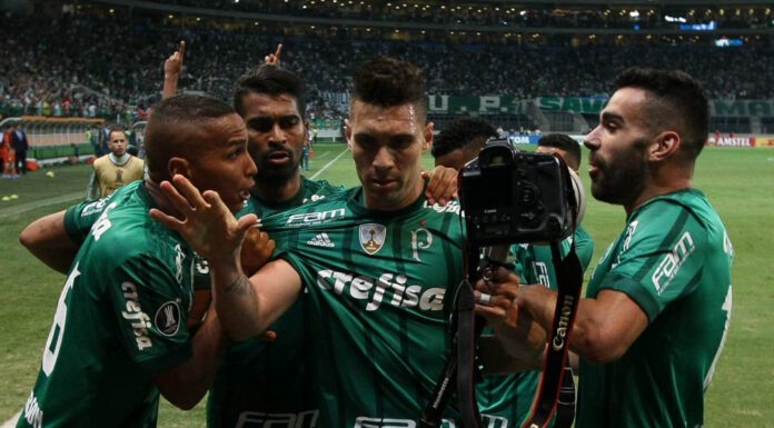 O jogador Moisés, da SE Palmeiras, comemora seu gol contra a equipe do Barcelona SC - EQU, durante partida válida pelas quartas de final (volta), da Copa Libertadores, na Arena Allianz Parque.