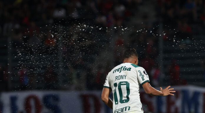 O jogador Rony, da SE Palmeiras comemora seu gol contra a equipe do Cerro Porteño, durante partida válida pela fase de grupos da Libertadores, no Estádio La Nueva Olla. (Foto: César Greco)