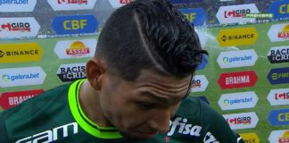 O jogador Rony, da SE Palmeiras, fala ao Canal Premiere no intervalo da partida contra o Atlético-MG, pelo Campeonato Brasileiro, no Estádio do Mineirão. (Foto: Reprodução)
