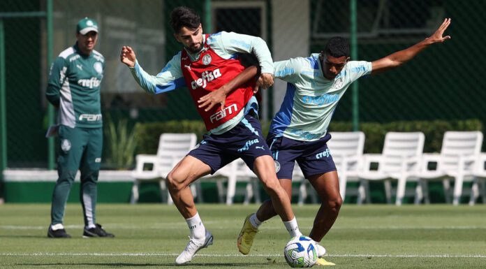 Os jogadores López e Luis Guilherme, da SE Palmeiras, durante treinamento, na Academia de Futebol. (Foto: César Greco)