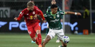 Richard Rios disputa bola em jogo do Palmeiras contra o RB Bragantino