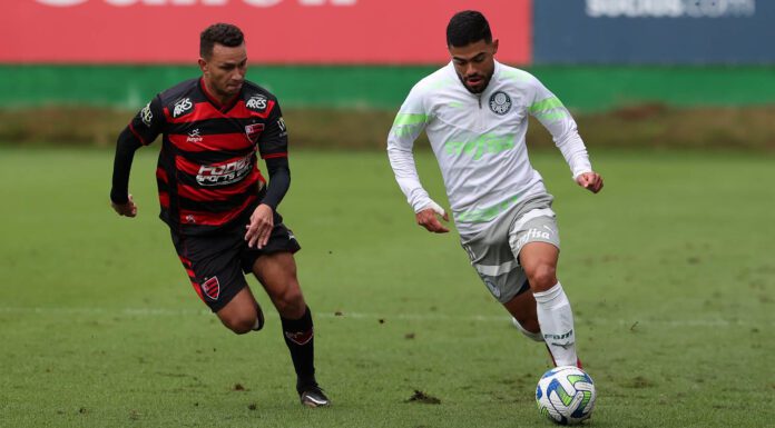 O jogador Bruno Tabata, da SE Palmeiras, durante jogo-treino contra a equipe do Oeste, na Academia de Futebol. (Foto: César Greco)