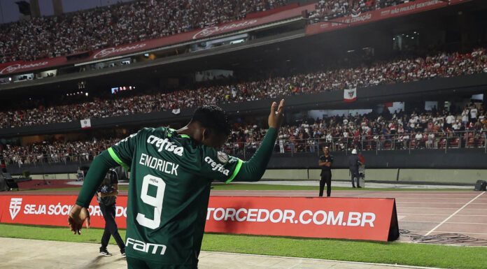 O jogador Endrick, da SE Palmeiras, comemora seu gol contra a equipe do São Paulo, durante partida válida pelo Campeonato Brasileiro, no Estádio do Morumbi. (Foto: César Greco)