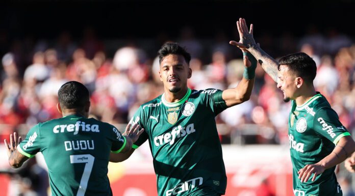 O jogador Gabriel Menino, da SE Palmeiras, comemora seu gol contra a equipe do São Paulo, pelo Campeonato Brasileiro, no Estádio do Morumbi. (Foto: César Greco)
