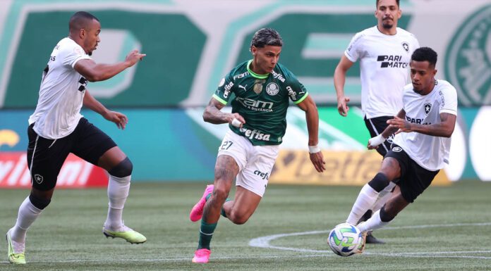 O jogador Richard Ríos, da SE Palmeiras, disputa bola com o jogador do Botafogo, em partida válida pelo Campeonato Brasileiro, no Allianz Parque. (Foto: César Greco)